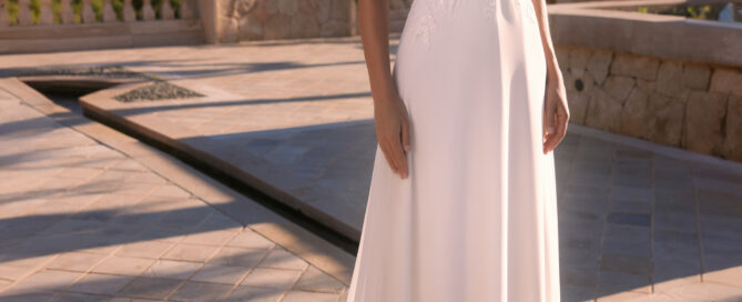 Brautkleid Ione aus der Limited Kollektion VON BIANCO Evento von vorne fotografiert.
