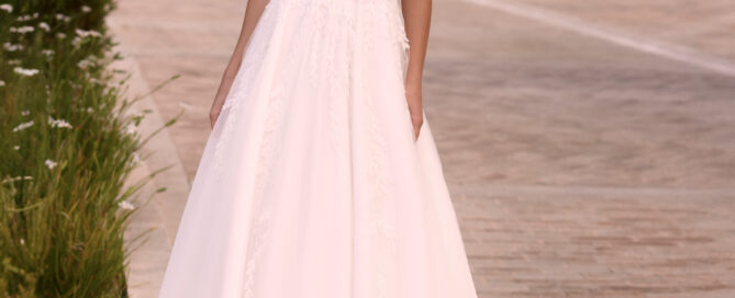 Brautkleid Lerodea aus der Limited Kollektion VON BIANCO Evento von vorne fotografiert.
