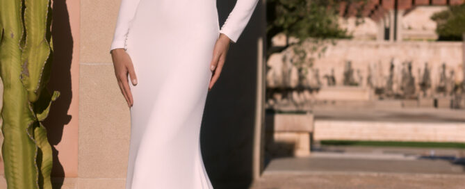 Brautkleid Nigrina aus der Limited Kollektion VON BIANCO Evento von der Seite fotografiert.