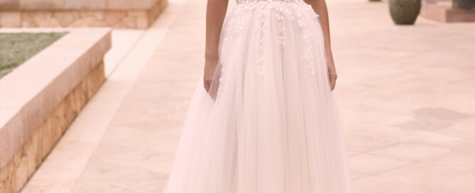 Brautkleid Varanes aus der Bianco Evento Kollektion von vorne fotografiert.