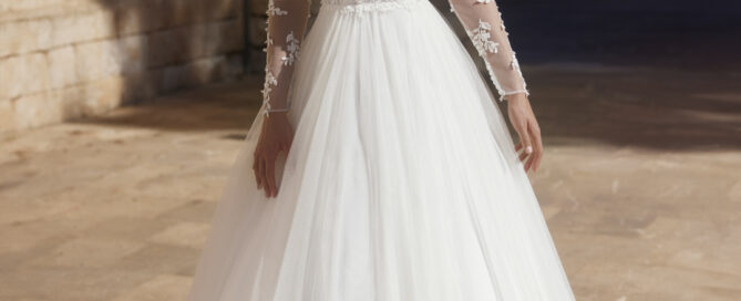 Brautkleid Cersey aus der Kollektion von Bianco Evento von vorne fotografiert.