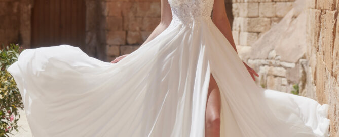 Brautkleid Kerena aus der Kollektion von Bianco Evento von vorne fotografiert.