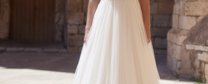 Tüll-Brautkleid Rozalia mit floraler Spitze und tiefem V-Ausschnitt von Bianco Evento.