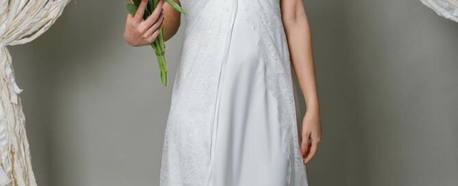 Boho Brautkleid Leona mit transparentem Spitzentop und Tulpenstrauß