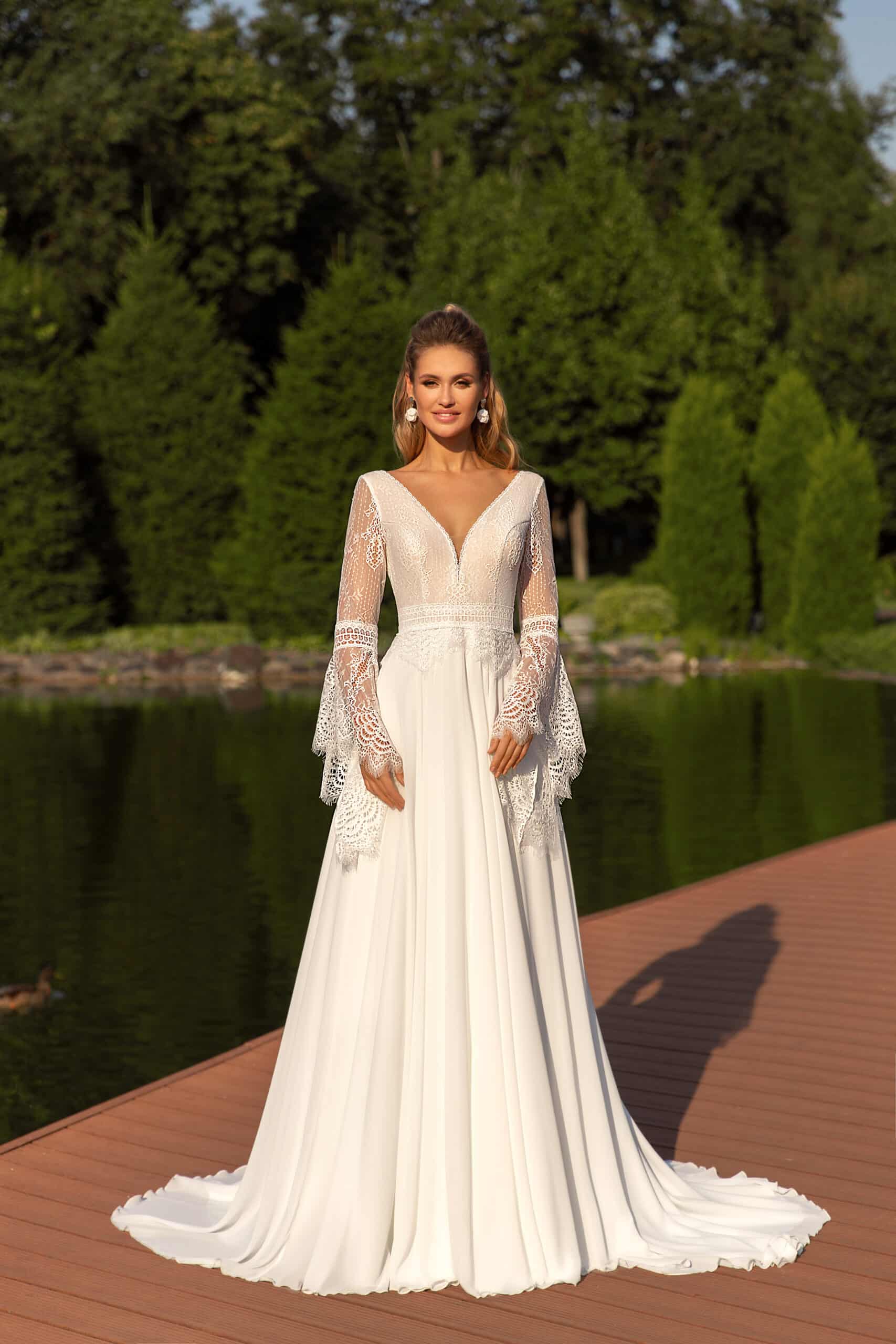 Angela Bianca 1043 Brautkleid mit transparentem Spitzentop und weiten Ärmeln in Hamburg
