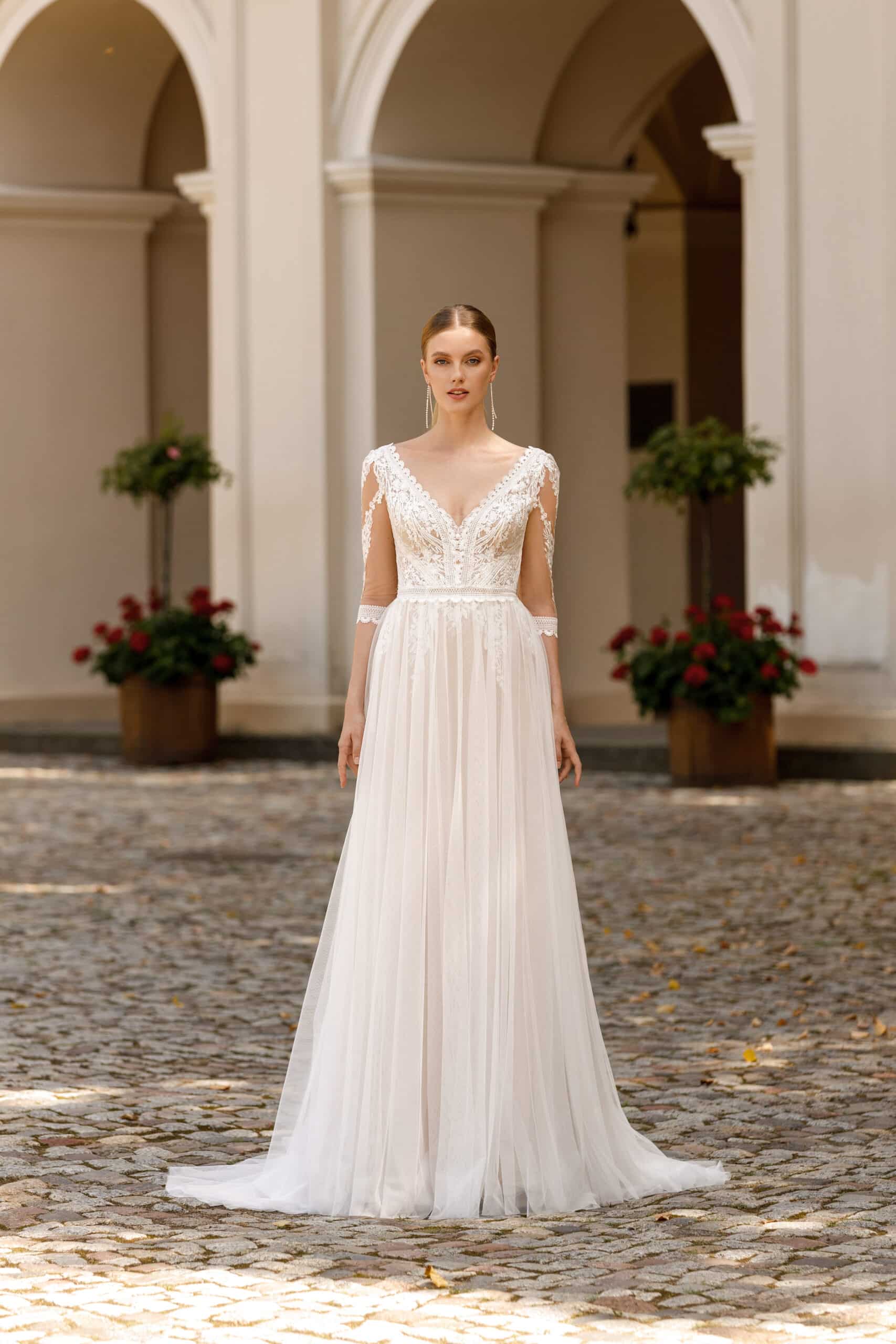 Brautkleid mit Spitzenärmeln im Boho Vintage Stil vor Altbau in Hamburg