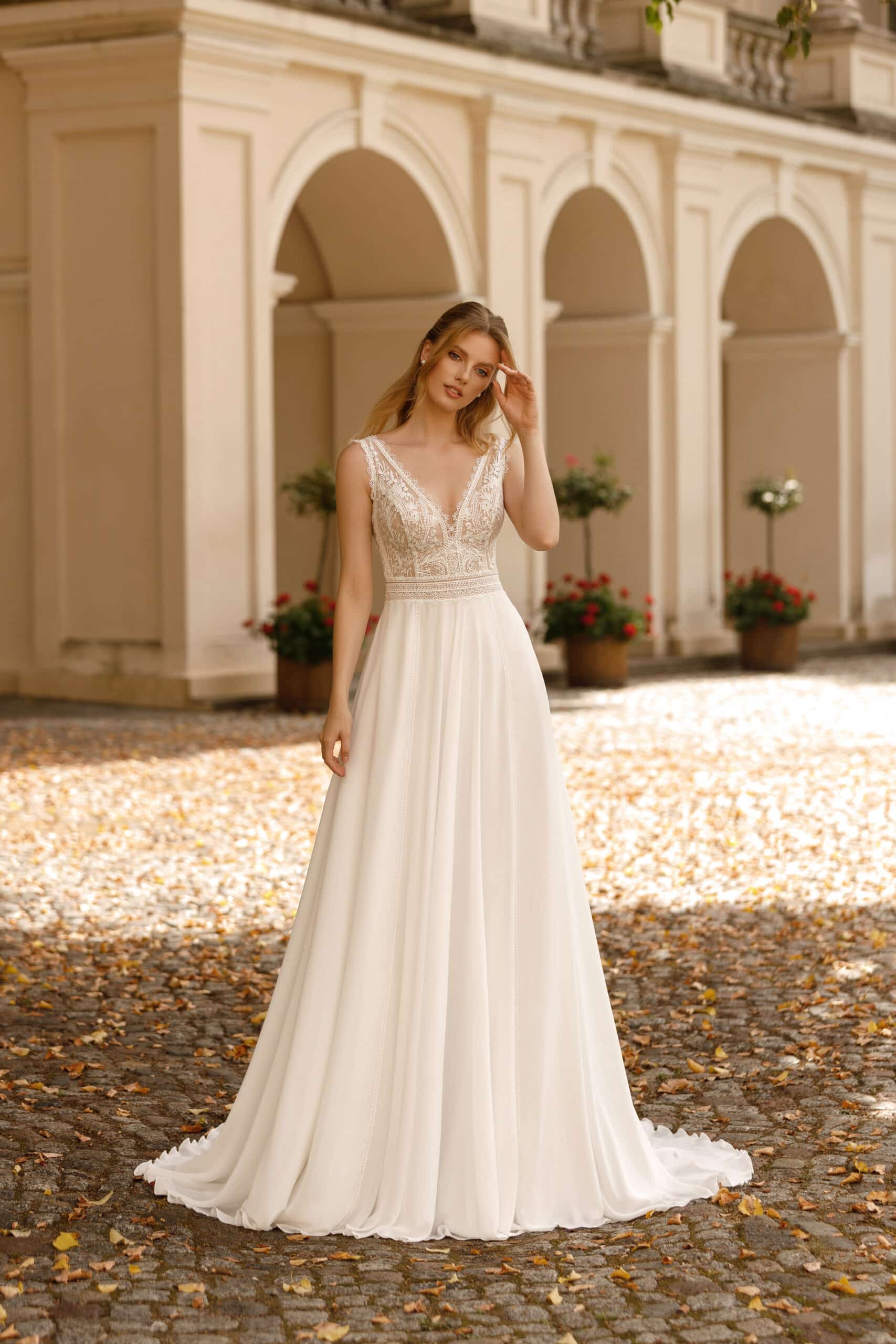 Boho-Braut im Angela Bianca 1096 Kleid mit Spitzentop vor historischer Location in Hamburg