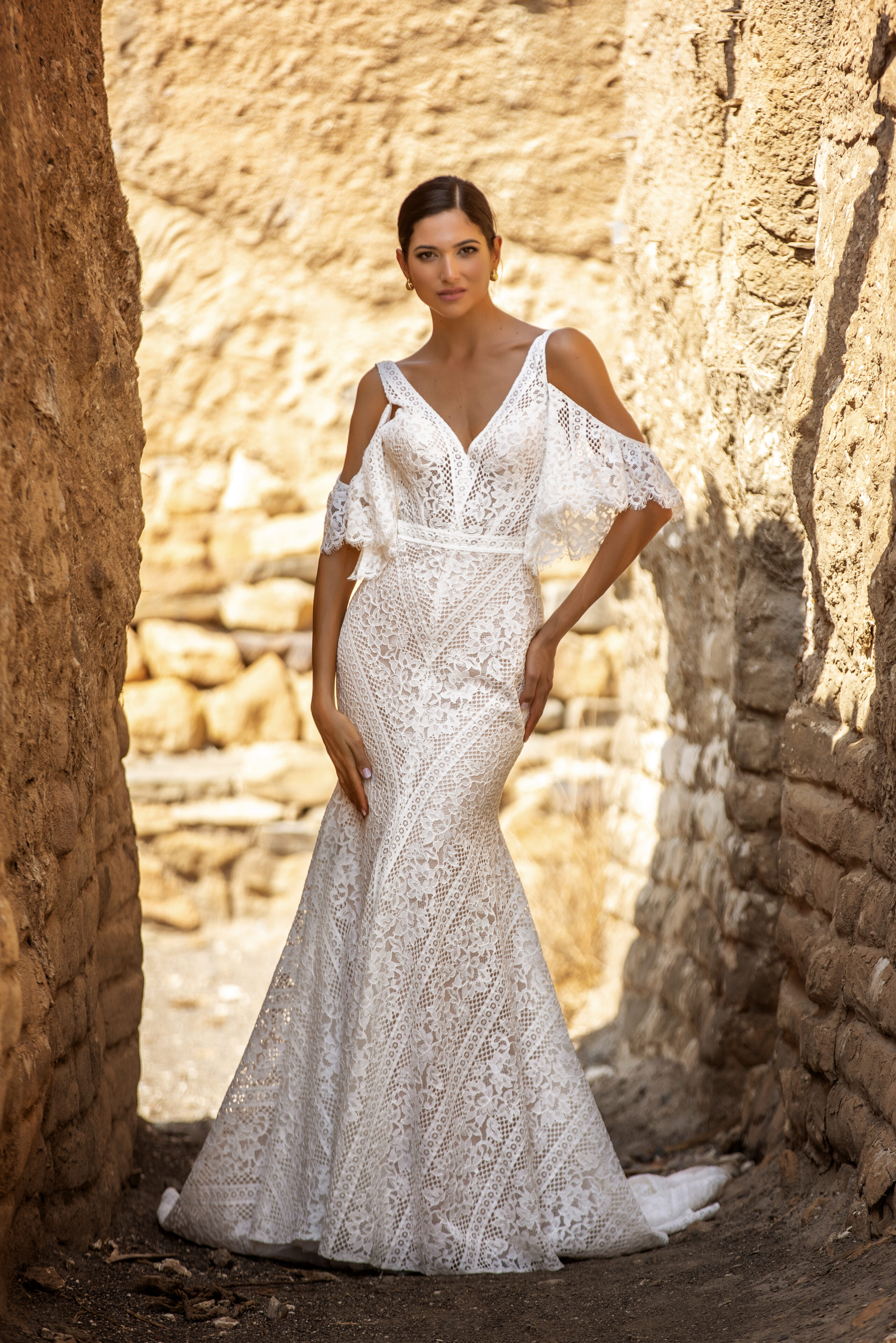 Boho Brautkleid Soléa mit floraler Spitze, tiefem V-Ausschnitt und luftigen Spitzenärmeln