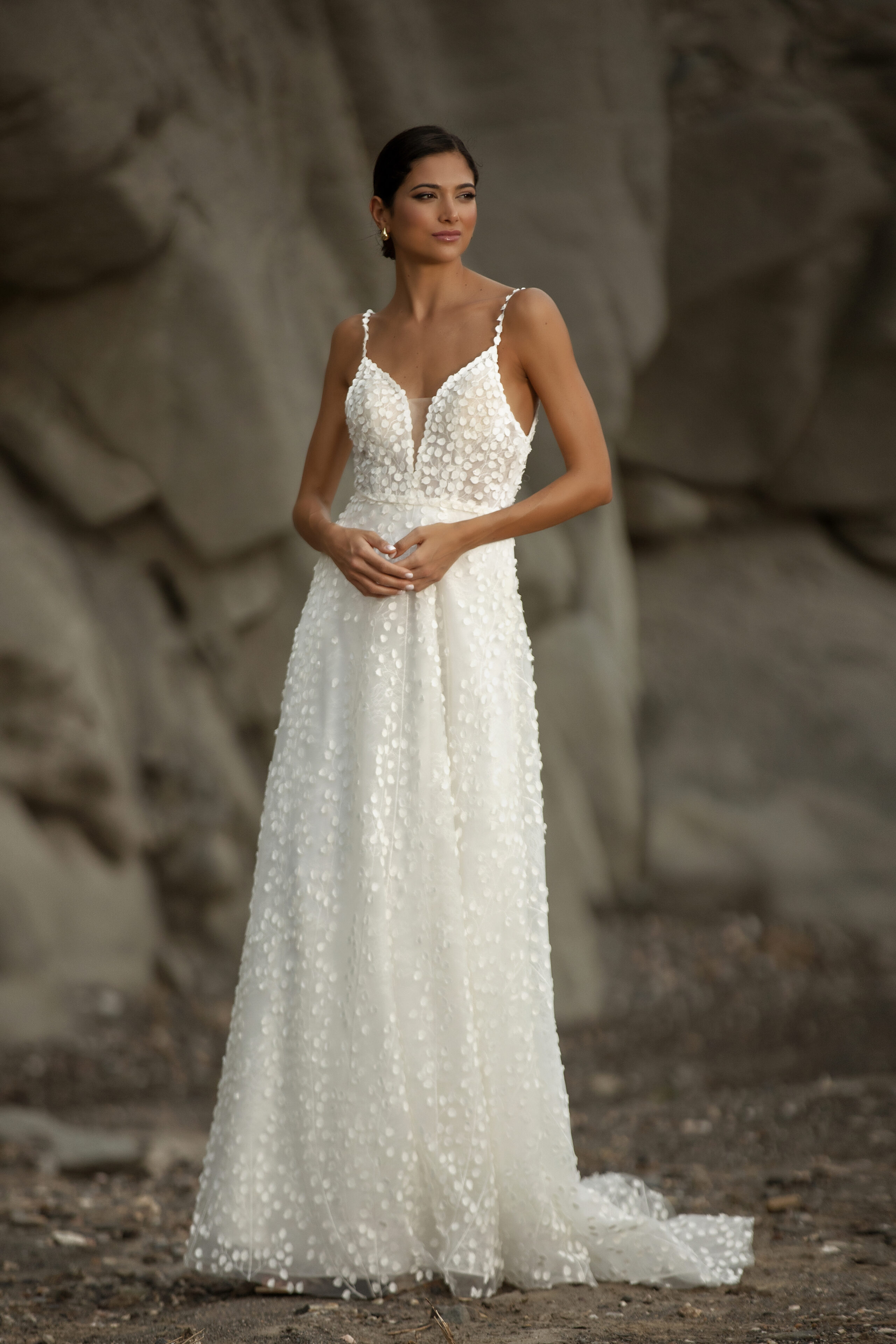 Boho Brautkleid Elara mit plastischer Blätterspitze, V-Ausschnitt und zarten Spaghettiträgern