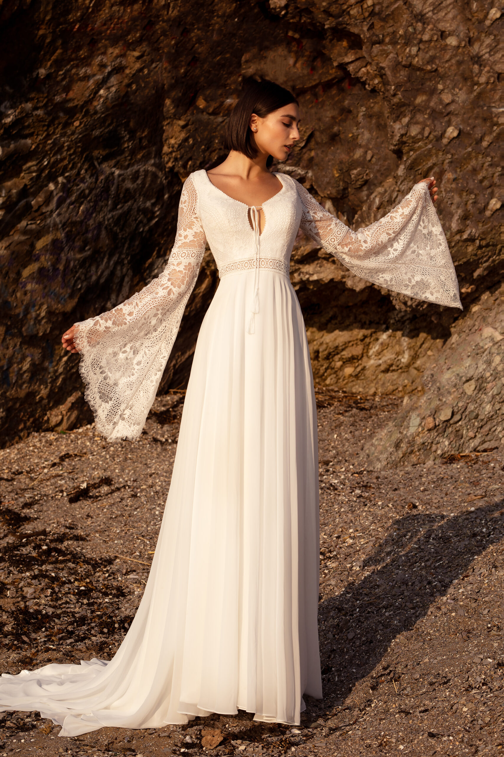 Boho Brautkleid Amelie mit weiten Spitzenärmeln, Guipure Spitze und fließendem Rock