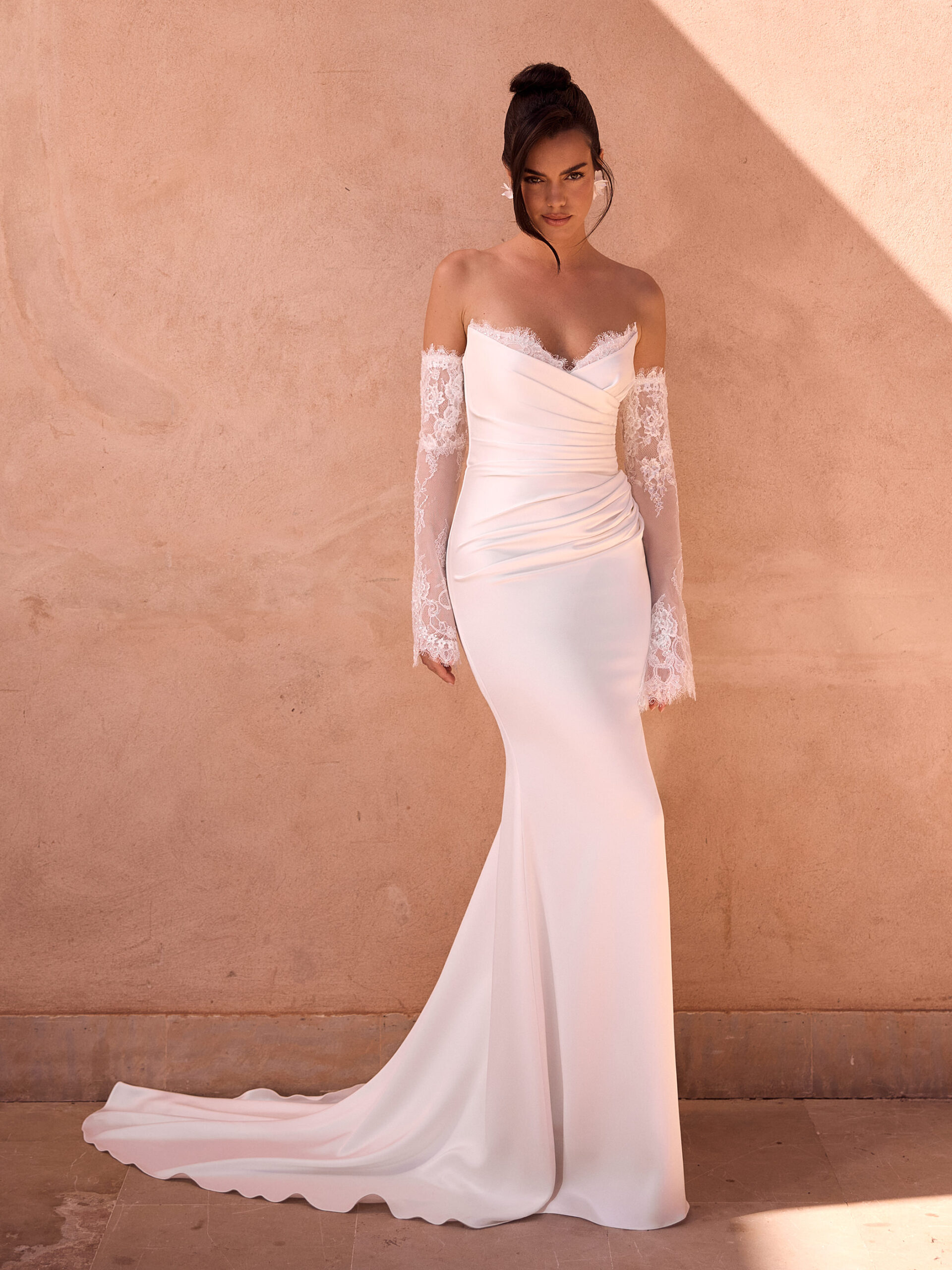Figurbetontes Brautkleid Malva aus Satin mit Cat Eye Ausschnitt, Spitzenärmeln und Schleppe