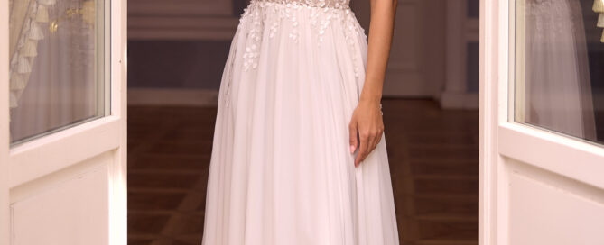 Brautkleid Aruba von Bianco Evento mit Blätterspitze und fließendem Chiffonrock