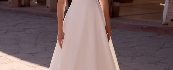 Schlichtes Brautkleid June Queen mit V-Ausschnitt und kurzen Volantärmeln