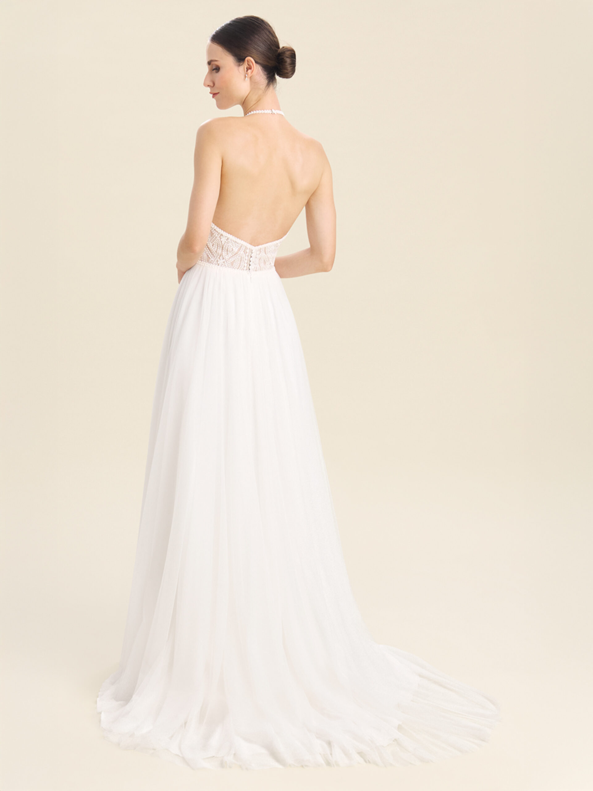 Boho Brautkleid Sandy mit tiefem Rückenausschnitt und fließender Schleppe